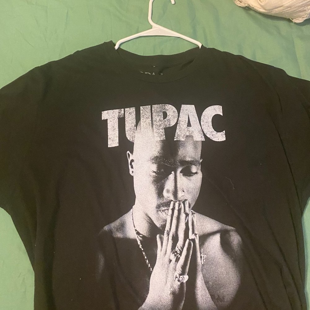 black graphic tee